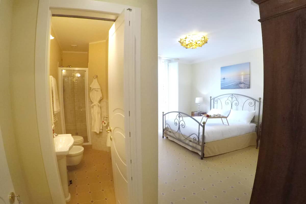 Deluxe tweepersoonskamer, balkon, uitzicht op de stad | Een minibar, een kluis op de kamer, een bureau, een laptopwerkplek
