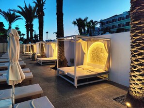 Seasonal outdoor pool - Bohemian Gardens Hotel (Paralimni)
