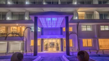 Fassade der Unterkunft – Abend/Nacht