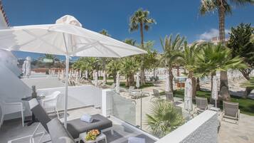 Swim Up Bungalow | Desk, soundproofing, free WiFi, bed sheets