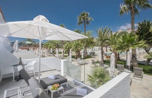 Swim Up Bungalow | Desk, soundproofing, free WiFi, bed sheets - Bohemian Gardens Hotel (Paralimni)