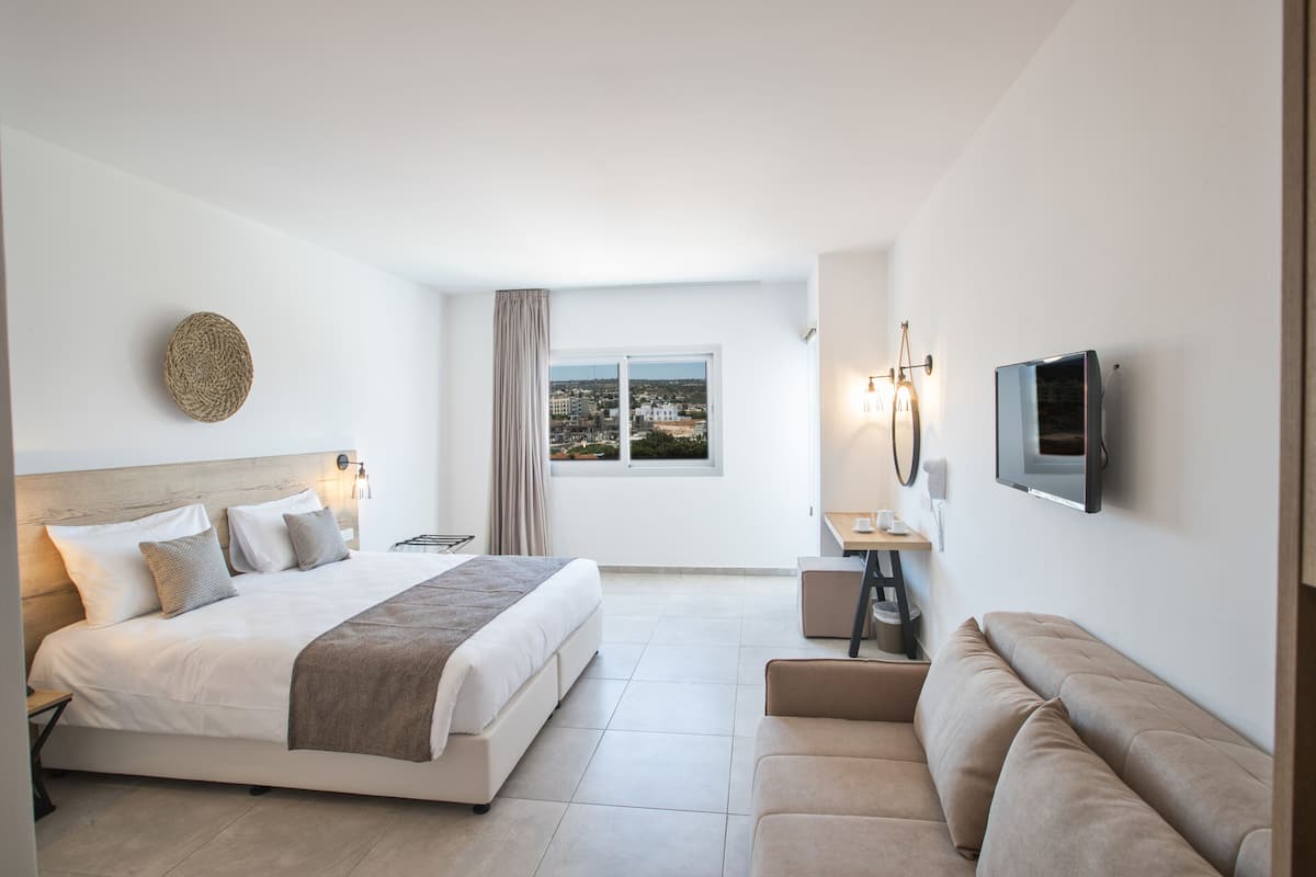 Family Room | Desk, soundproofing, WiFi (free), bed sheets