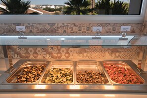 Tägliches Frühstücksbuffet (10 EUR pro Person)