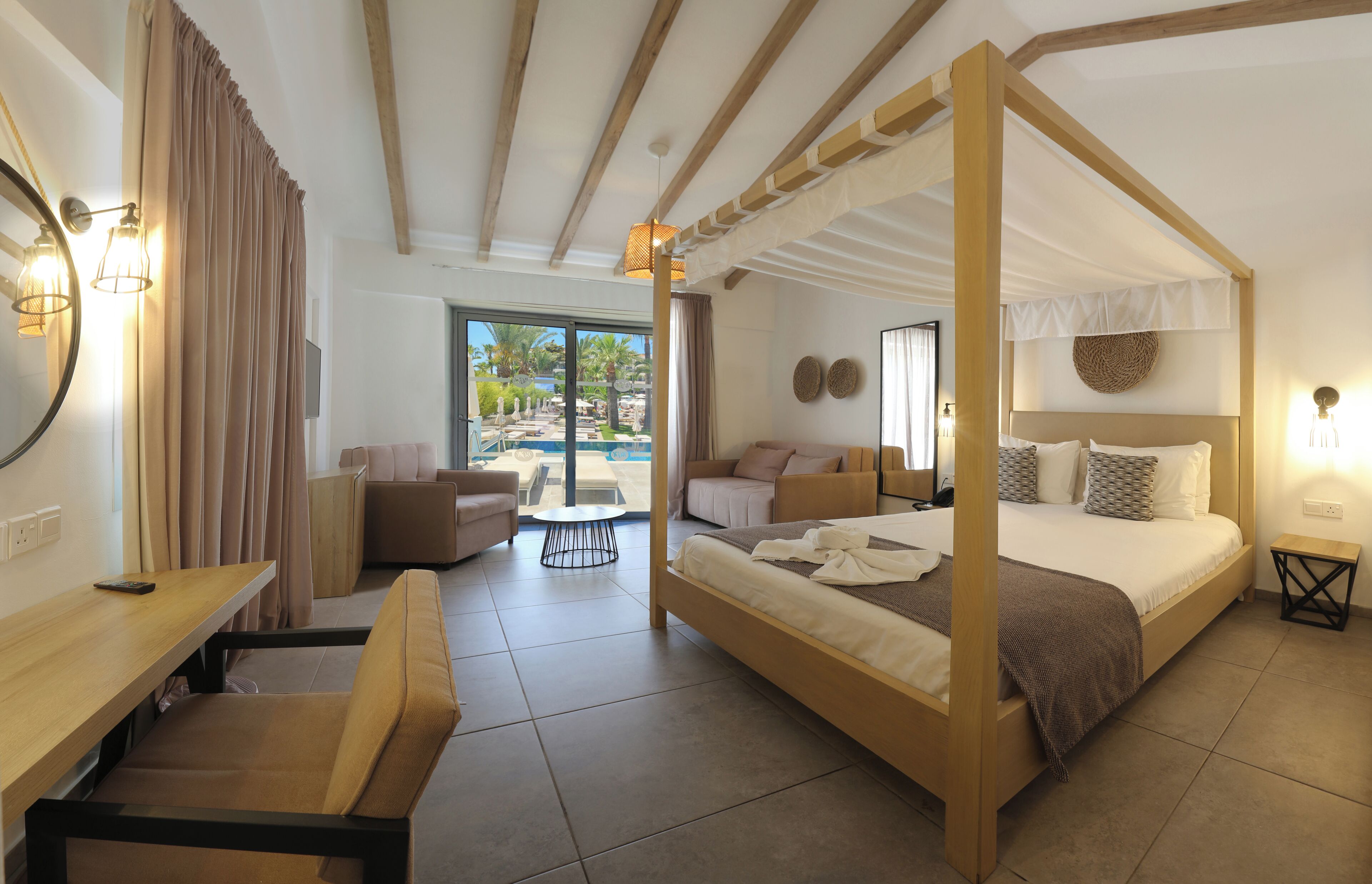 Swim Up Bungalow | Desk, soundproofing, free WiFi, bed sheets