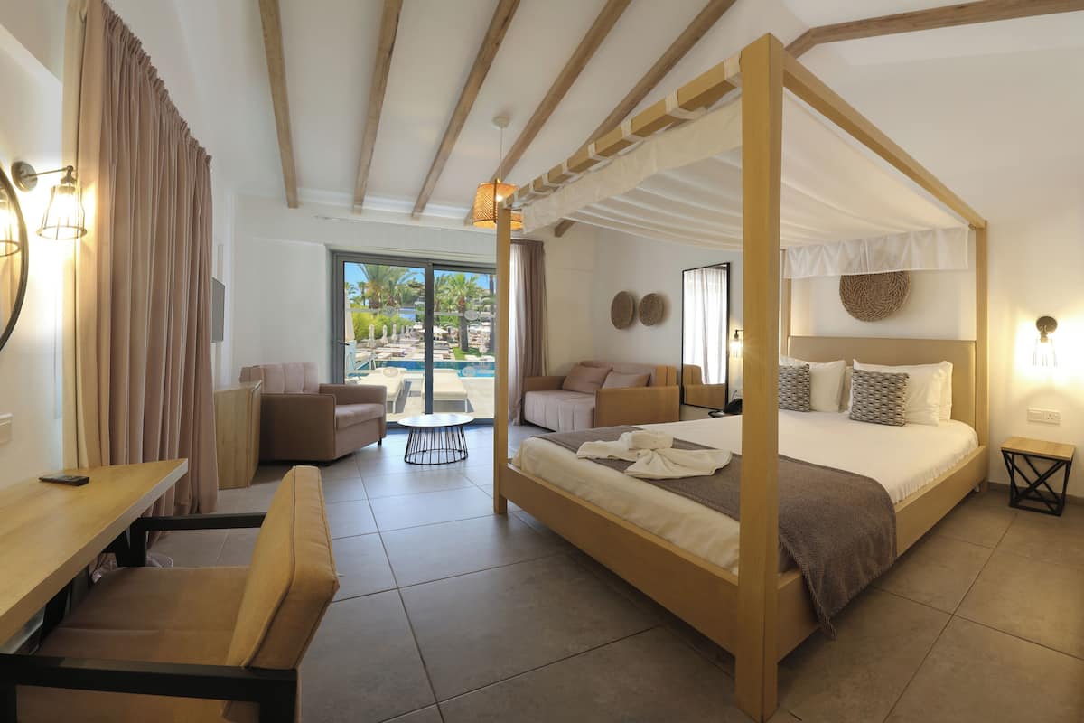 Swim Up Bungalow | Desk, soundproofing, WiFi (free), bed sheets