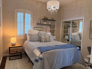 3 slaapkamers, een strijkplank/strijkijzer, gratis wifi, beddengoed