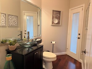 Combined shower/bathtub, hair dryer, towels, soap - The lakefront Brantley House (Longwood)