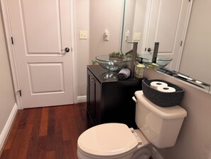 Combined shower/bathtub, hair dryer, towels, soap - The lakefront Brantley House (Longwood)