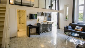 Un interior moderno con cocina, comedor y zona de estar.