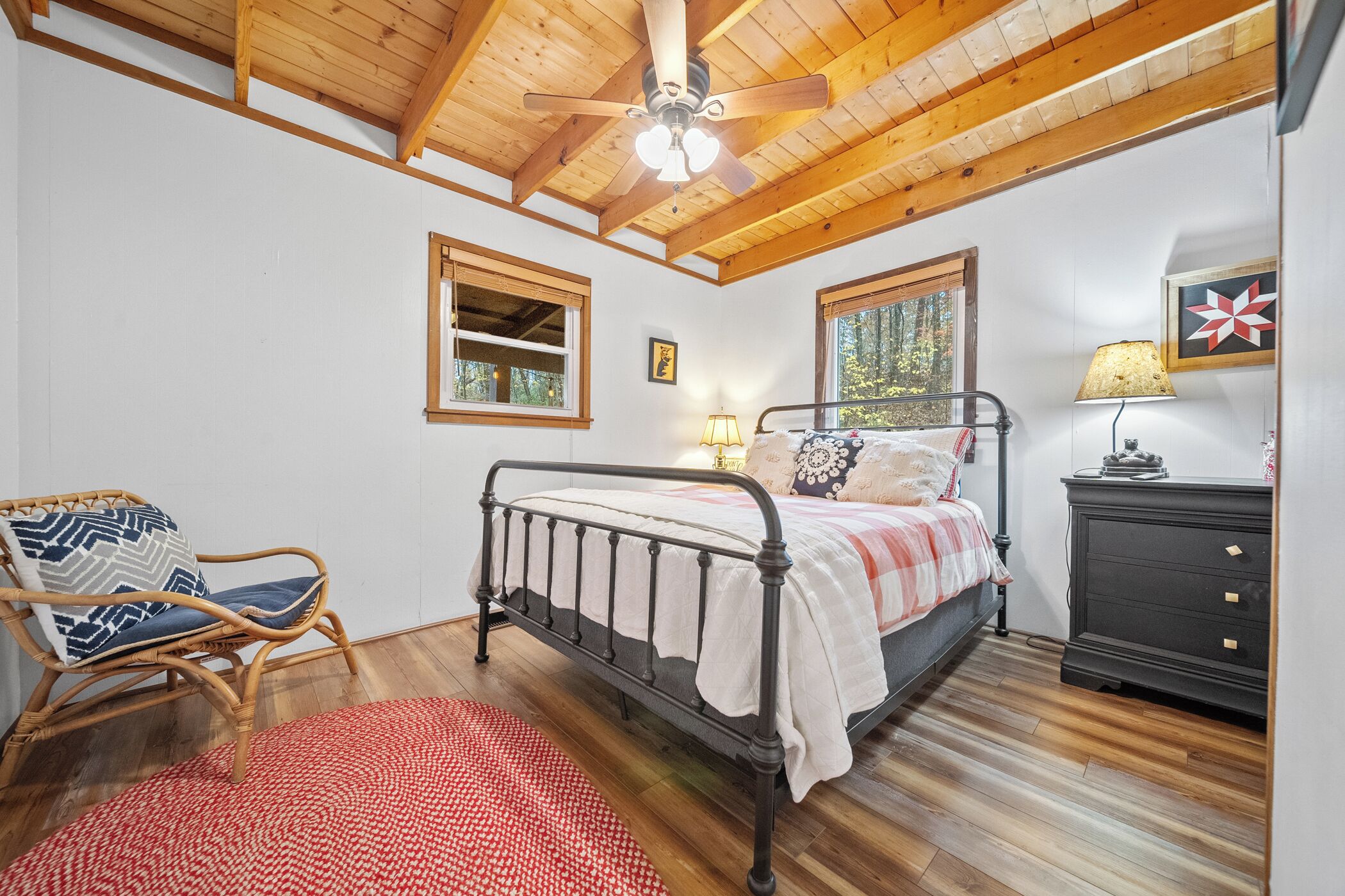 3 quartos, cofres nos quartos, ferros/tábuas de passar roupa