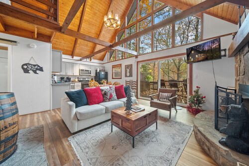 Cabin 1 mile to Gatlinburg, Cozy & Private