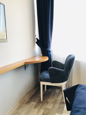 En 22-tommers LED-TV med Parabol-TV samt TV og musikkbibliotek