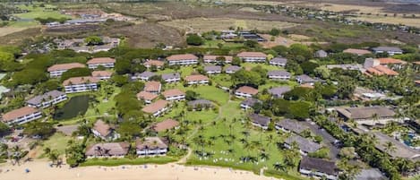 Playa en los alrededores, camastros y toallas de playa