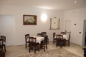 Daily continental breakfast (EUR 5.50 per person)