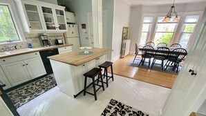 Kaffetrakter/tekoker, kjøleskap, mikrobølgeovn og ovn