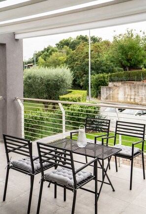 Chambre Familiale, vue piscine | Terrasse/Patio