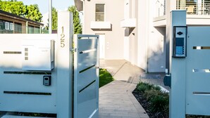 A gated entrance to a modern building with a clear pathway leading to the entrance. - A Casa di Sabina (Desenzano del Garda)