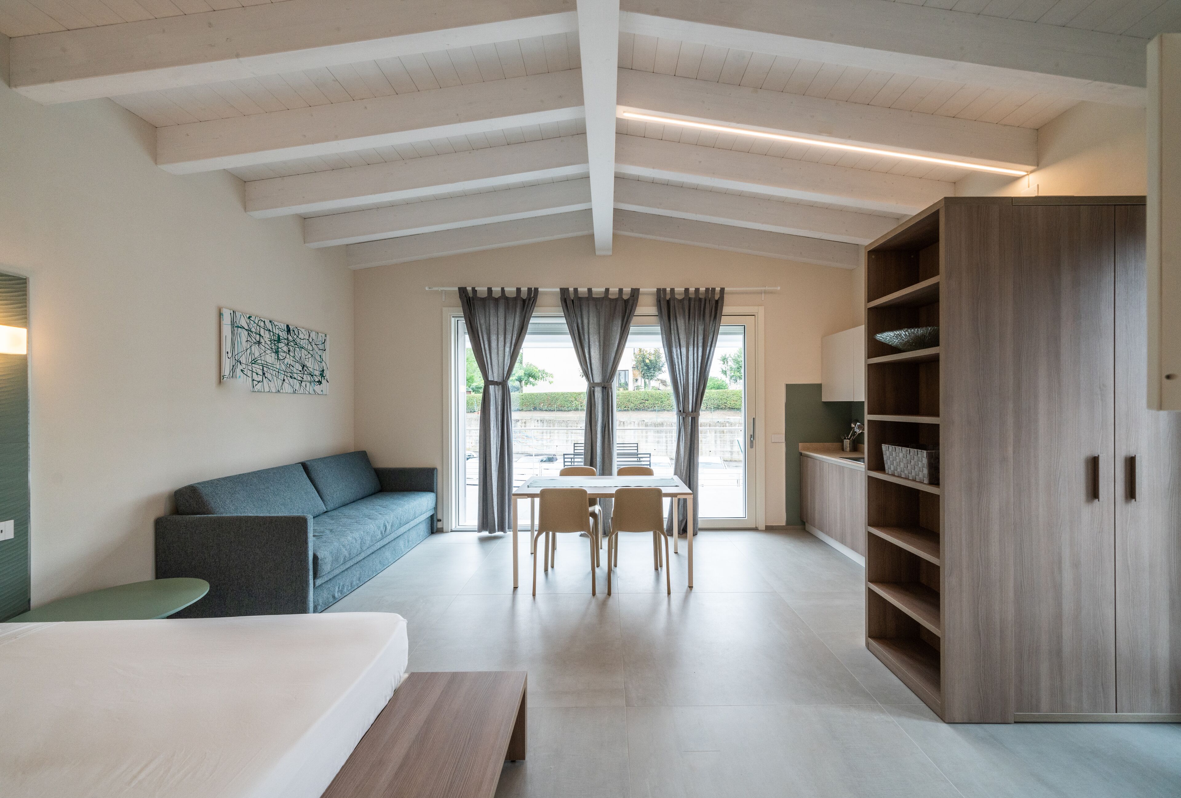 Habitación familiar, vista a la alberca | Edredón, camas con efecto memoria, insonorización y cuna de viaje 