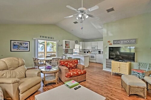 2 bedroom 2 bath house with a pool.

