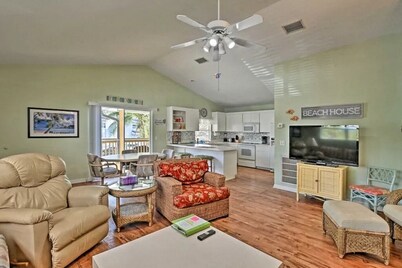 2 bedroom 2 bath house with a pool.
