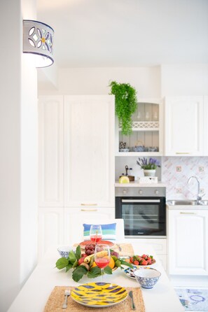 冷蔵庫、電子レンジ、オーブン、コンロ