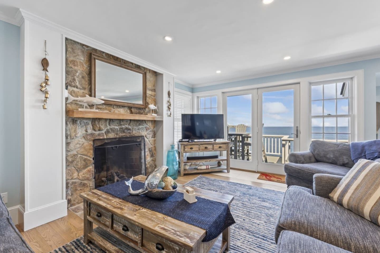 Télévision, cheminée, lecteur de DVD, chaîne hi-fi