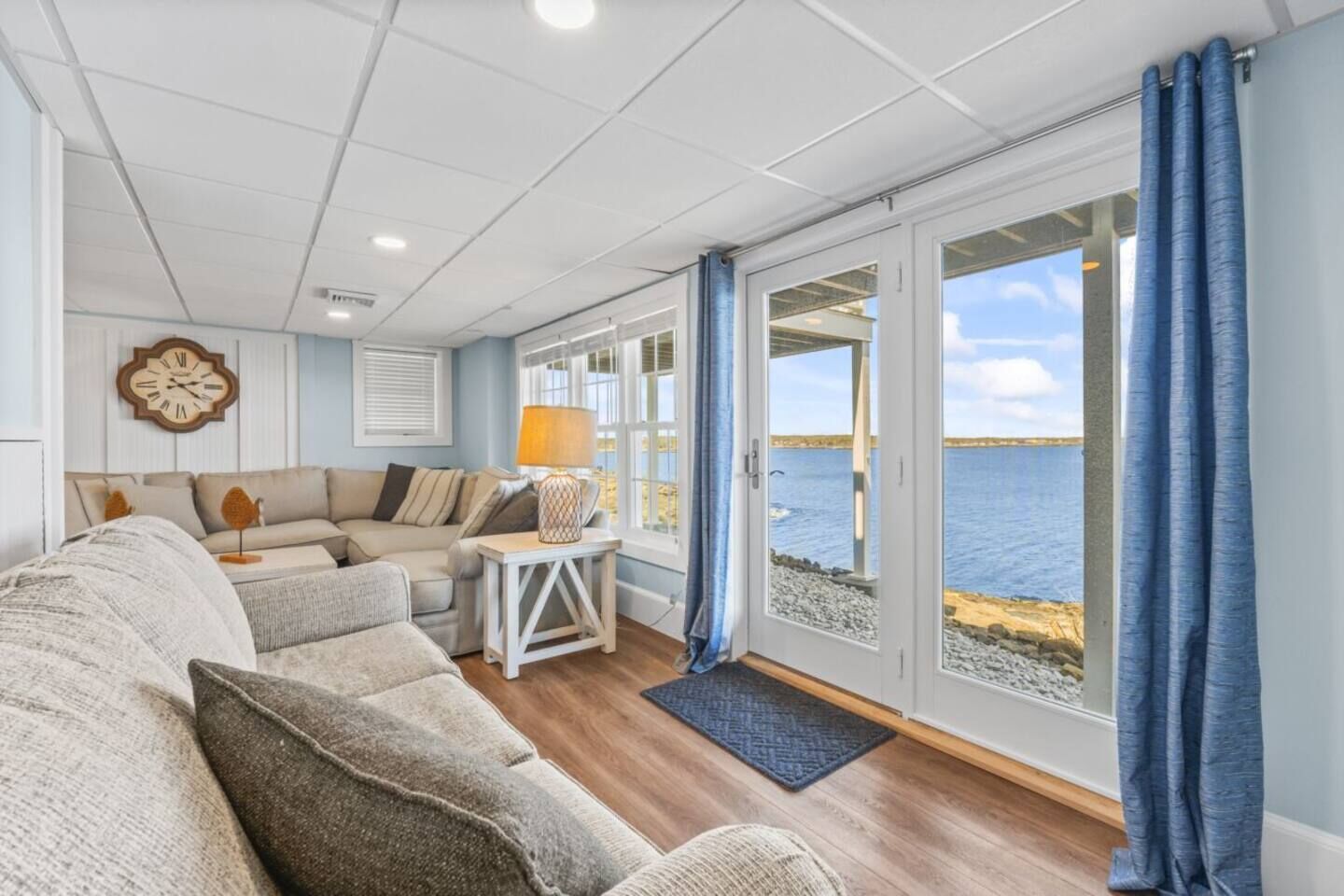 Télévision, cheminée, lecteur de DVD, chaîne hi-fi