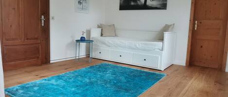 2 dormitoris, caixa forta a l'habitació i planxa i posts de planxar