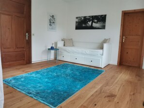 2 chambres, coffres-forts dans les chambres, fer et planche à repasser