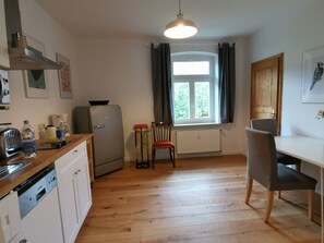 Réfrigérateur, micro-ondes, plaque de cuisson, lave-vaisselle