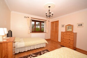 3 bedrooms, iron/ironing board, internet, bed sheets