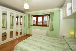 3 bedrooms, iron/ironing board, internet, bed sheets