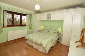 3 bedrooms, iron/ironing board, Internet, bed sheets - Simdde Wen -  a bungalow that sleeps 6 guests  in 3 bedrooms (Beaumaris)