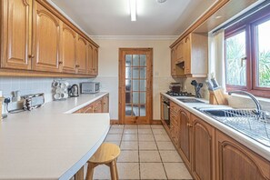 Fridge, microwave, oven, dishwasher - Simdde Wen -  a bungalow that sleeps 6 guests  in 3 bedrooms (Beaumaris)