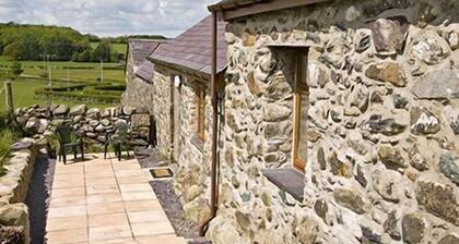 Ysgubor - a bungalow that sleeps 4 guests in 3 bedrooms