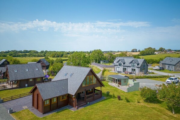 Exterior - Eirianfa -  a scandinavian lodge that sleeps 6 guests  in 3 bedrooms (Menai Bridge)