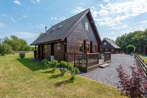 Exterior - Eirianfa -  a scandinavian lodge that sleeps 6 guests  in 3 bedrooms (Menai Bridge)