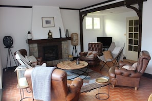 Smart TV, fireplace, books, stereo