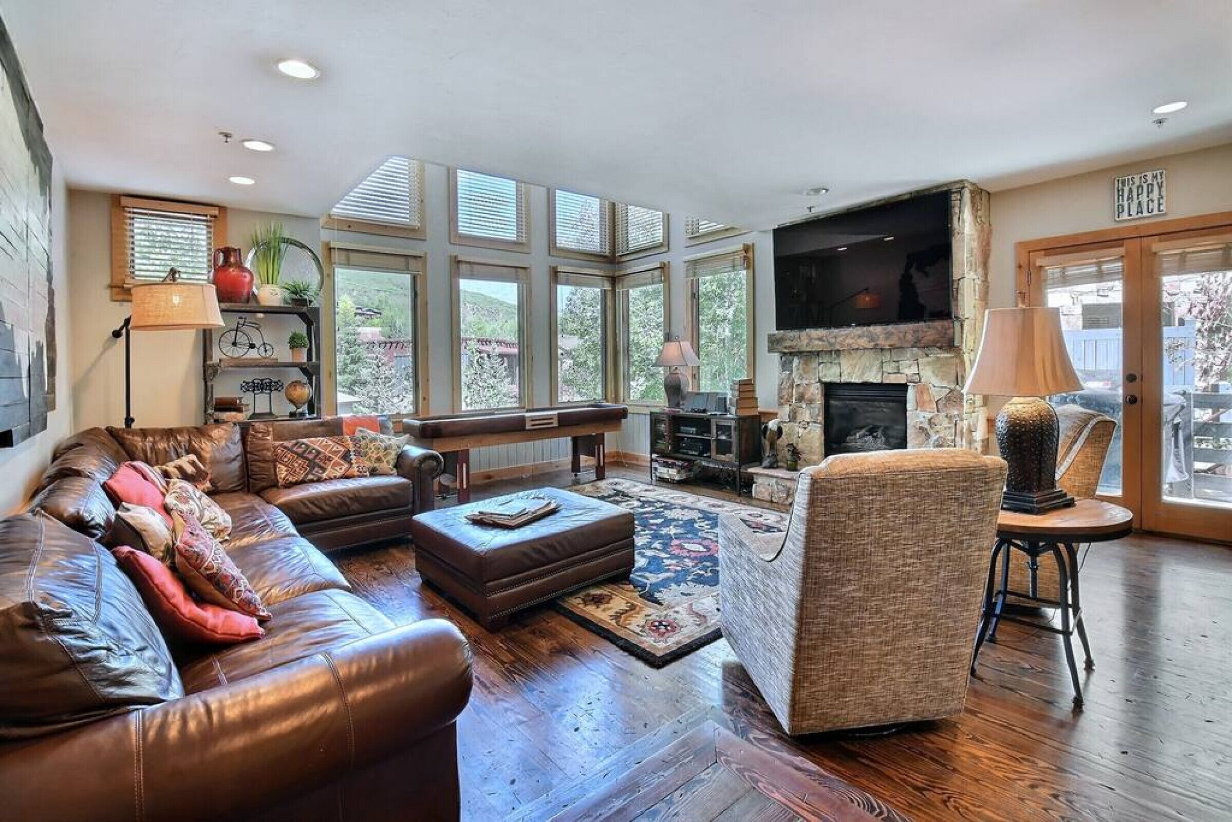 TV, fireplace, offices