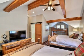 6 bedrooms, desk, iron/ironing board, free WiFi