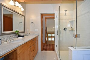 Articles de toilette gratuits, sèche-cheveux, peignoirs