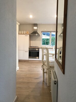 Fridge, oven, stovetop, coffee/tea maker