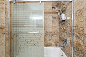 Ensemble douche/baignoire, sèche-cheveux, bidet, serviettes fournies