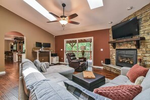 TV, fireplace, offices - East AVL, 7 miles to Downtown, Game Room, Hot Tub (Asheville)