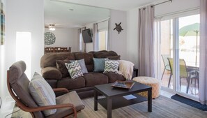 Smart TV, videogiochi, tavolo da calcetto, tavolo da ping pong