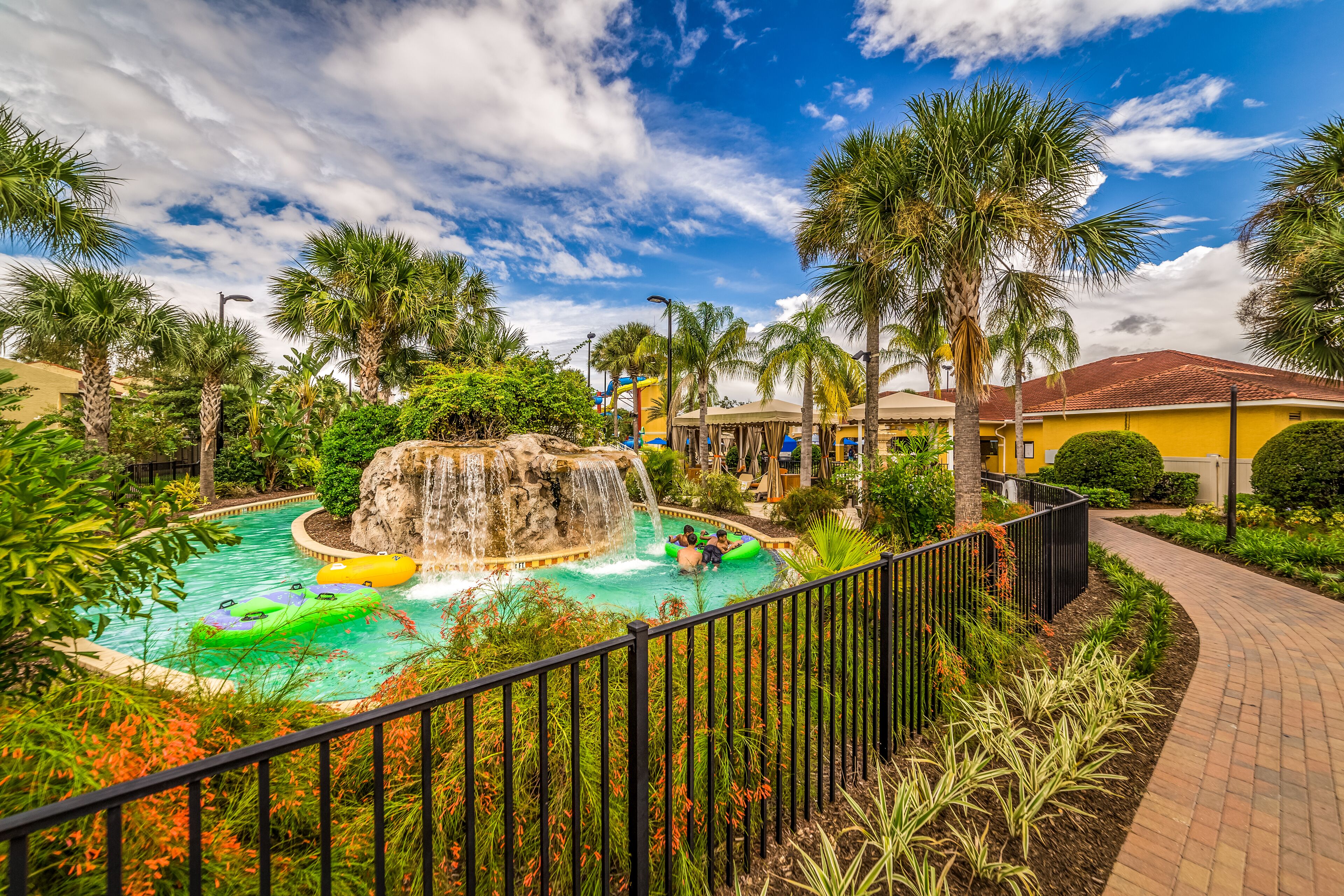 ミッキー&フレンズファンタジーウォータードーム Fantasy World - Wet n Wild, close to Disney! Free Waterpark