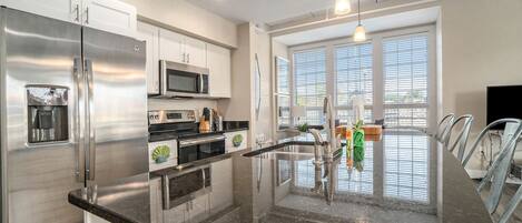 Réfrigérateur, micro-ondes, four, plaque de cuisson