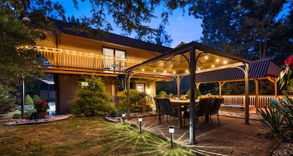 Secluded Hilltop Hideaway~Hot Tub~Two Living Rooms