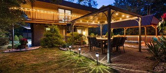 Secluded Hilltop Hideaway~Hot Tub~Two Living Rooms