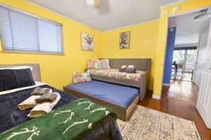 4 habitaciones, escritorio y tabla de planchar con plancha